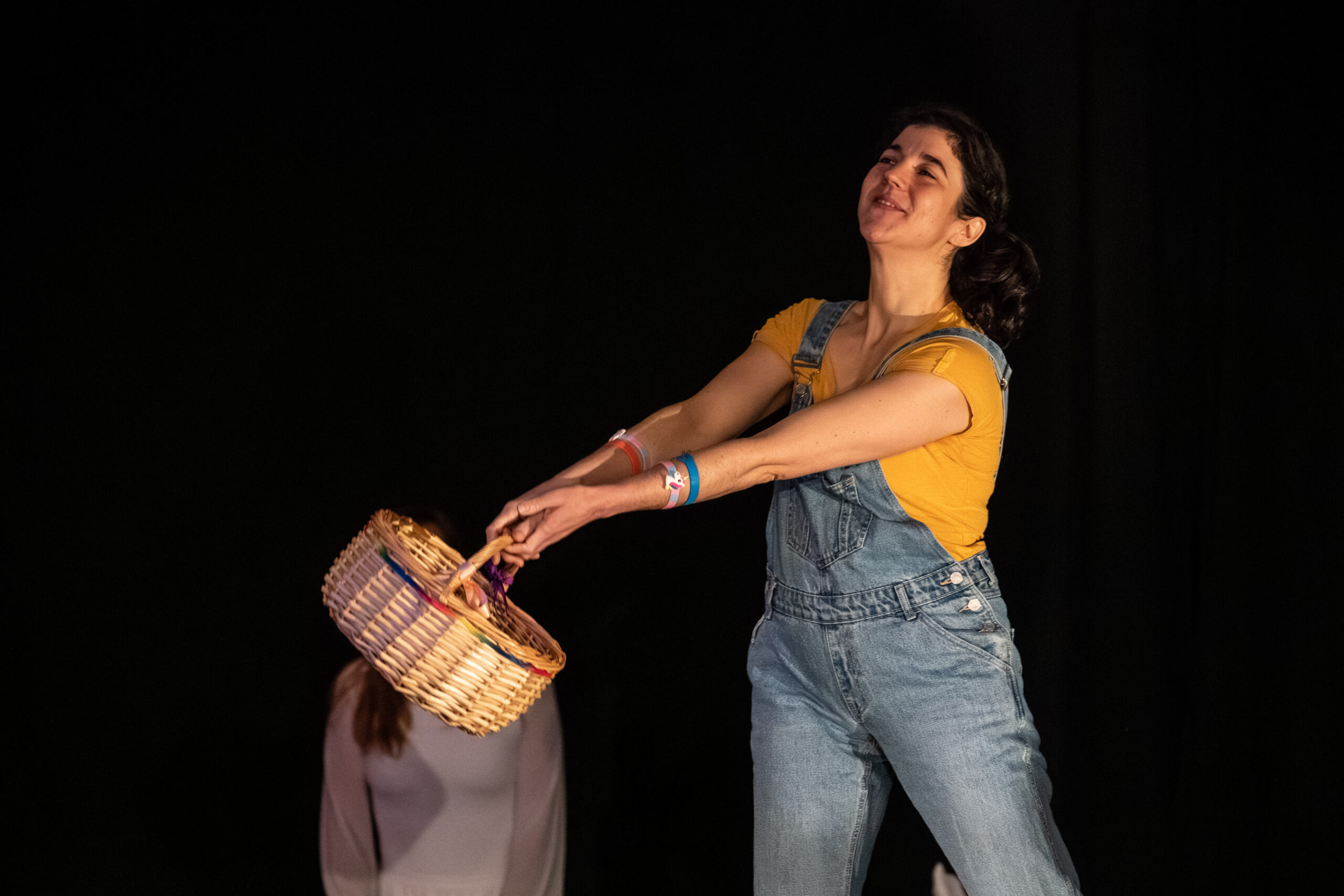 Comédienne en salopette tenant un panier dans Mon trésor, Cie L’Autre et Moi