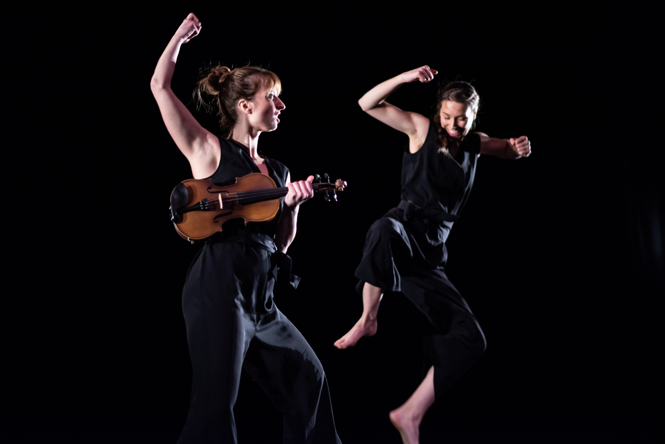 Danseuse et violoniste en mouvement dans Le temps d’une danse, Cie L’Autre et Moi