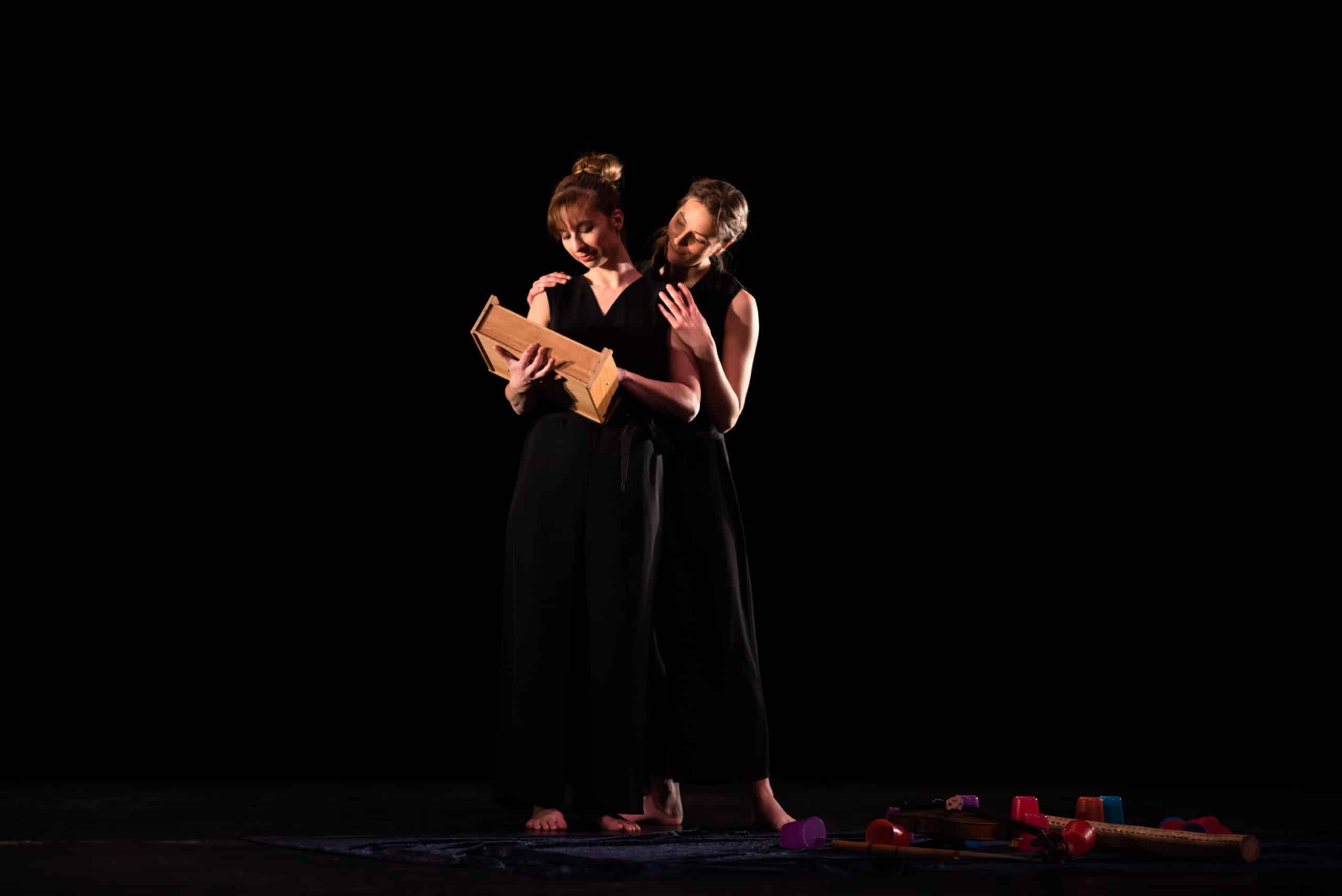 Les deux interprètes côte à côte dans Le temps d’une danse, Cie L’Autre et Moi