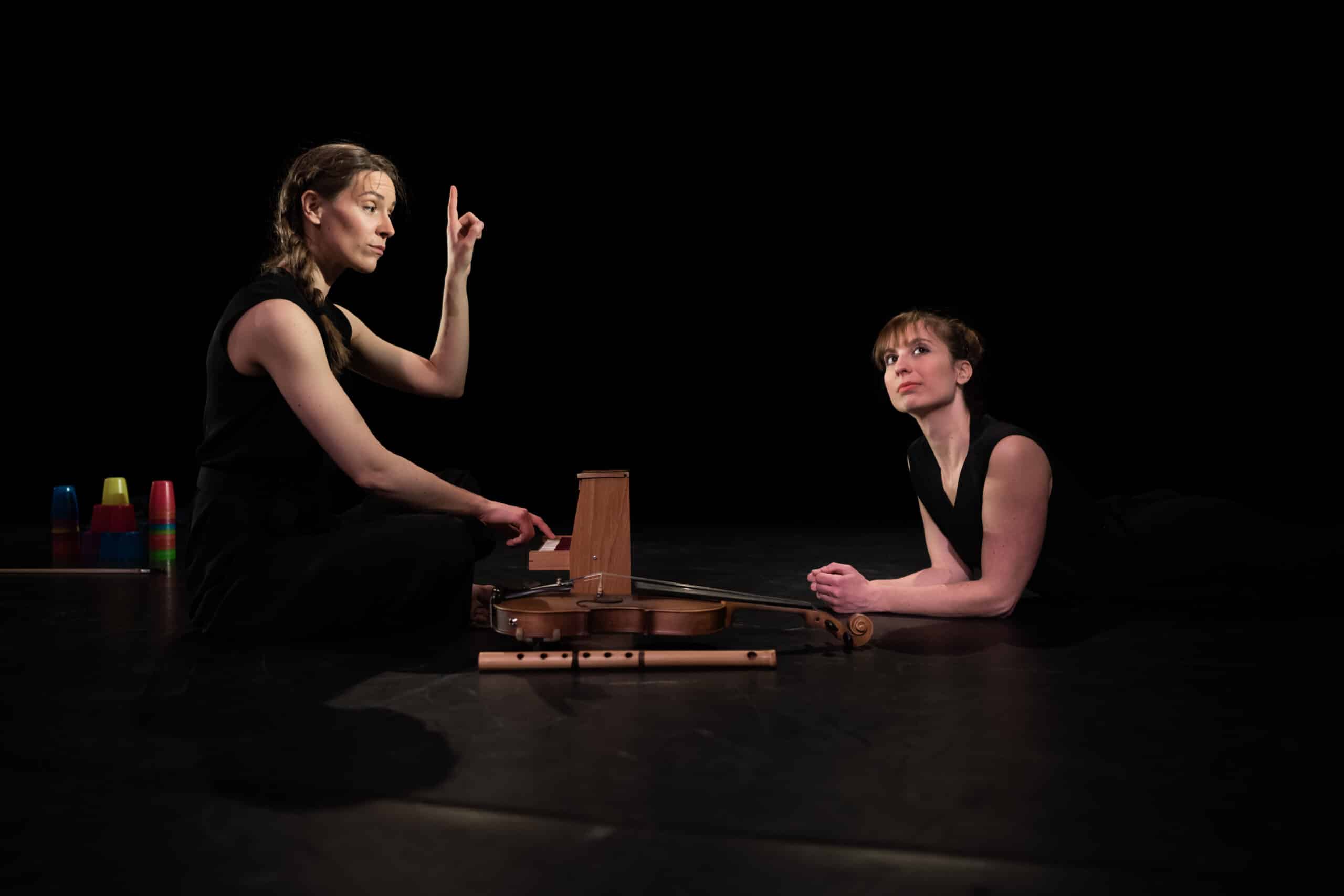 Les interprètes sur scène, lumière tamisée, dans Le temps d’une danse, Cie L’Autre et Moi